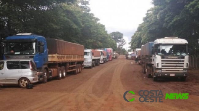 500 caminhões com grãos estão barrados na fronteira do Paraguai com o Brasil