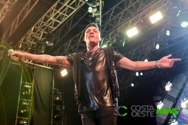 Felipe Araújo atrai milhares de pessoas durante show no Balneário de Santa Helena