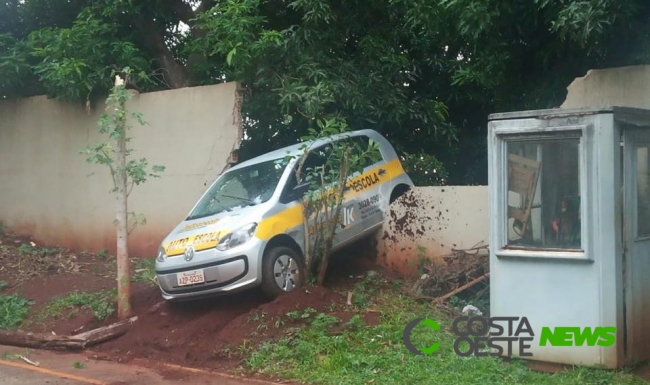Aluno perde o controle durante teste do Detran e invade APAE em Foz do Iguaçu
