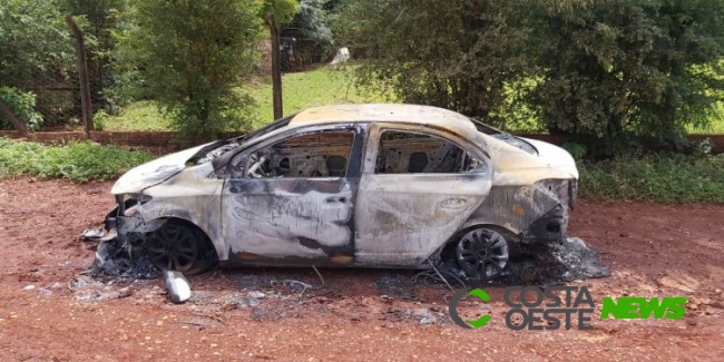 Corpos são encontrados ao lado de veículo carbonizado na região 
