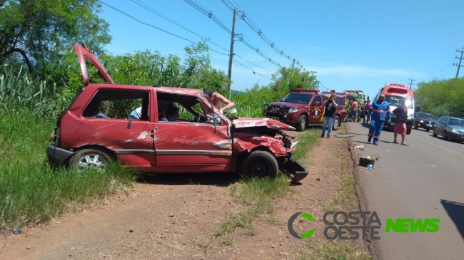 Capotamento na PR 488 em Santa Helena deixa três pessoas feridas