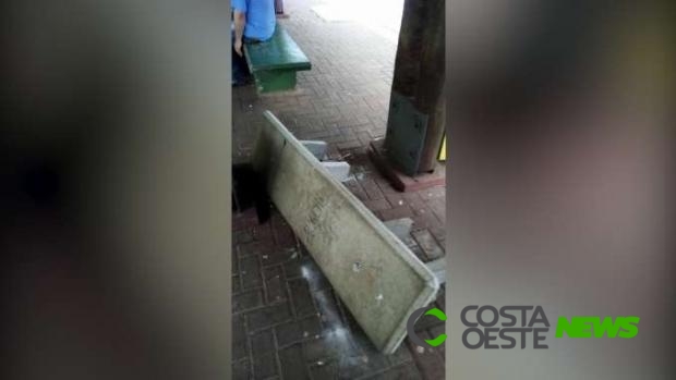 Criança tem dedo amputado após queda de banco de concreto
