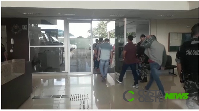 Policiais de Santa Terezinha presos apreendiam mercadorias e revendiam pela internet