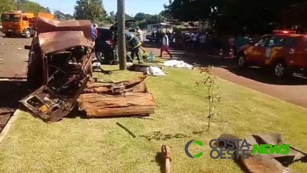 Duas pessoas morrem após carro partir ao meio após acidente, em Foz do Iguaçu