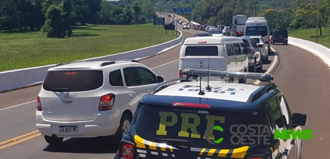 Trânsito em Foz do Iguaçu e na BR-277 é intenso neste domingo (29); vídeos