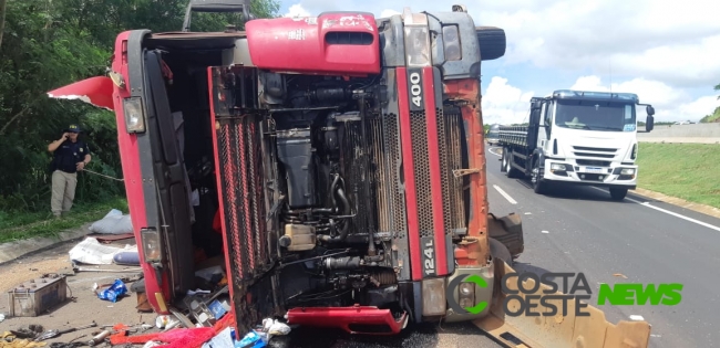 Carreta tomba na BR-277 em Matelândia