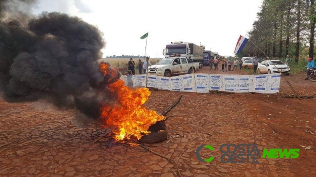 Manifestação no Paraguai impede caminhoneiros de atravessarem para o Brasil pelo porto de Santa Helena