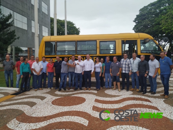 Deputado Federal Vermelho entrega micro-ônibus escolar e anuncia investimentos para a APAE em Santa Helena