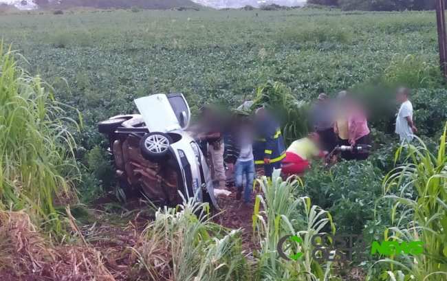 Motorista perde controle da direção e colide em carro parado no acostamento na BR 277 em São Miguel