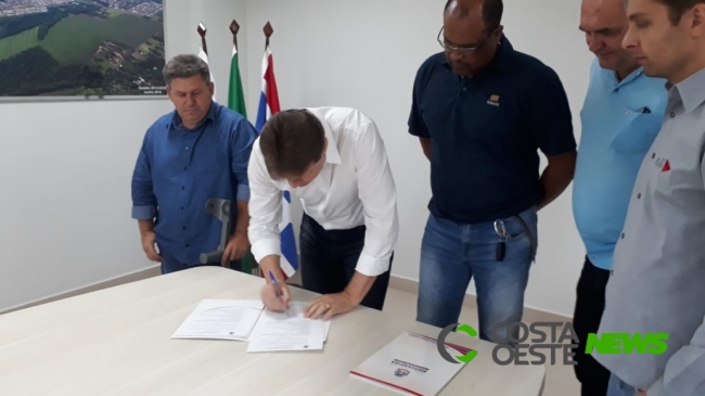 Endrigo assina ordens de serviço para novas obras em Medianeira