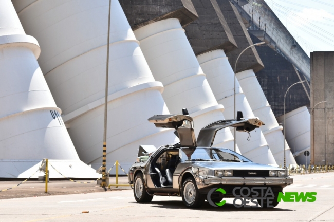 DeLorean de "De Volta para o Futuro" recarrega as energias na usina de Itaipu