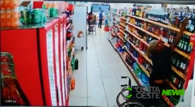 Cadeirante entra em supermercado de Foz, levanta e furta whisky escocês; vídeos