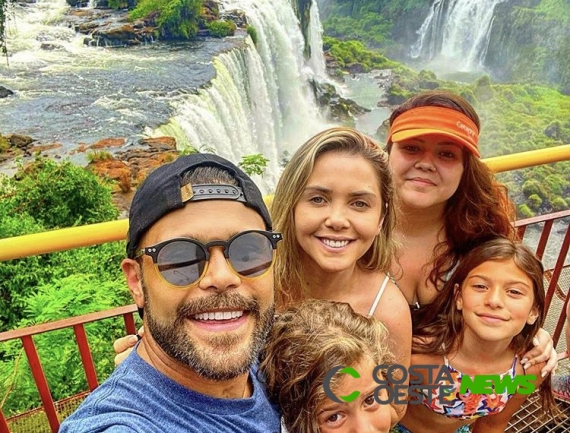 Cantor Marcos, da dupla com Belutti, passa férias com a família em Foz do Iguaçu
