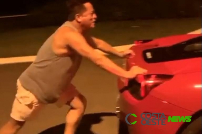 Leonardo esquece de colocar gasolina na Ferrari e tem que empurrar carro; veja!