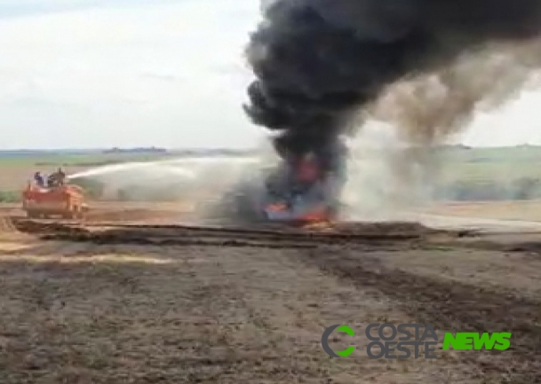 VÍDEO: Colheitadeira fica destruída em incêndio no interior  de Missal