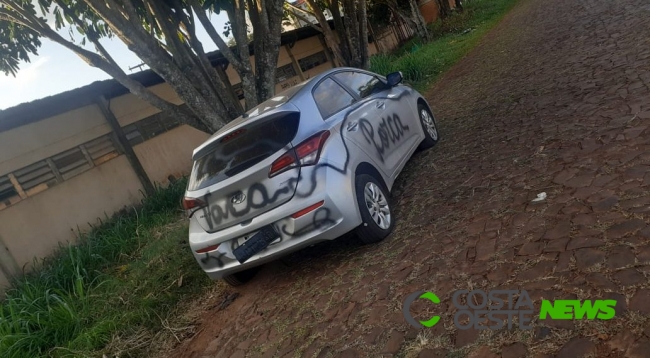 Mulher tem carro vandalizado no centro de Foz do Iguaçu