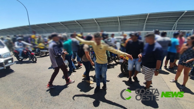 Protesto de motociclistas bloqueia trânsito na Ponte Internacional da Amizade