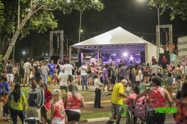 Primeiro dia do Carnafalls 2020 atrai grande público em Foz; confira as fotos