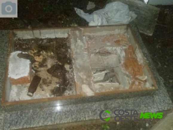 Túmulos são violados em cemitério de Santa Helena. Desta vez no interior