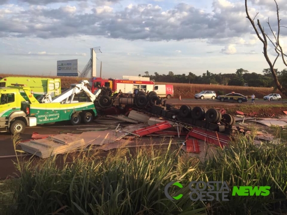 Carreta tomba na BR-277 em Santa Terezinha; motorista está preso nas ferragens