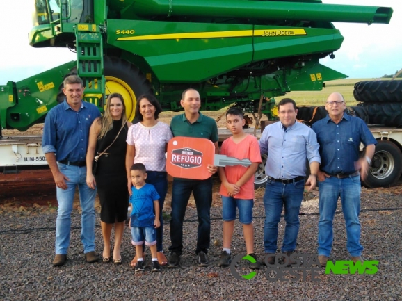 Atendido pela Disam, pequeno agricultor ganha colheitadeira em promoção nacional