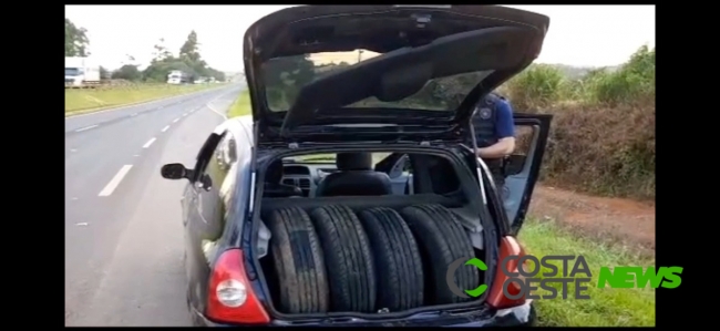 Veículo de Medianeira é apreendido com pneus contrabandeados; vídeo