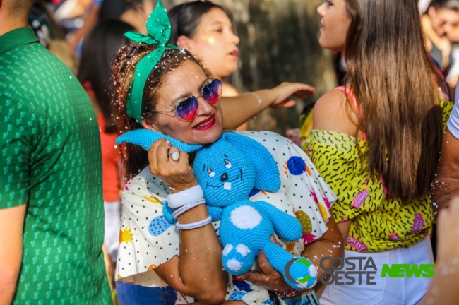 Carnaval da Saudade atrai milhares de foliões ao centro de Foz; confira as imagens