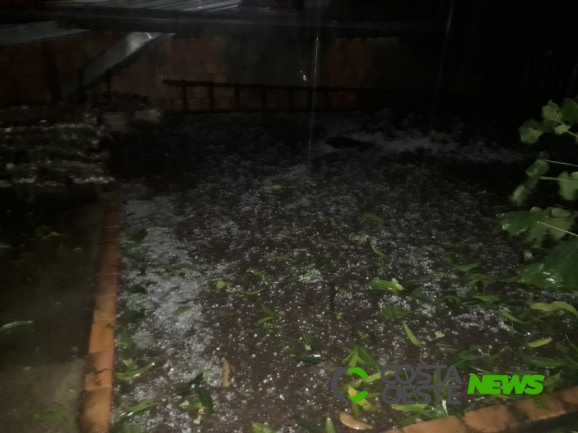 Vídeo: temporal com granizo destelha casas e assusta moradores de Guaíra