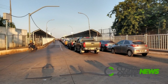 Imagens: Ponte da Amizade congestionada e passarelas vazias