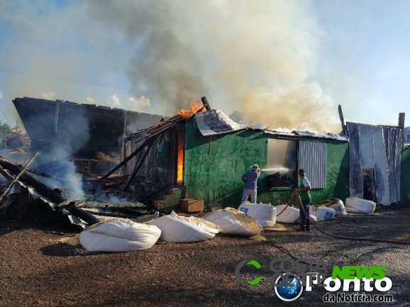 Grande incêndio consome barracão, moto e implementos agrícolas no interior de Mercedes