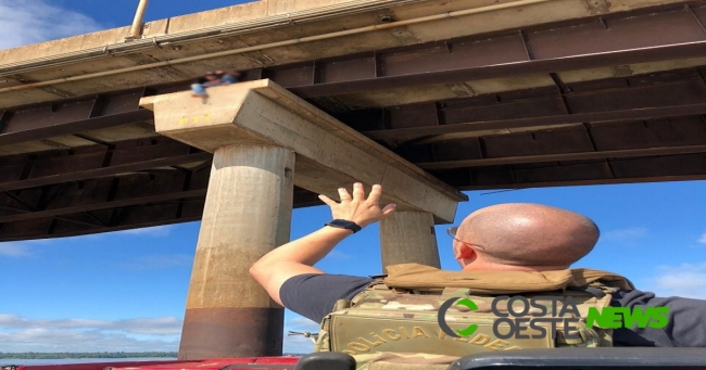 Policiais resgatam contrabandista foragido em pilar na Ponte Ayrton Senna; assista