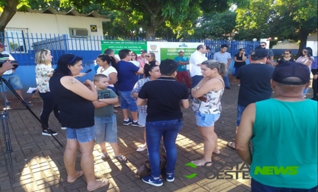 Moradores protestam contra a falta de água em frente à Sanepar em Medianeira 