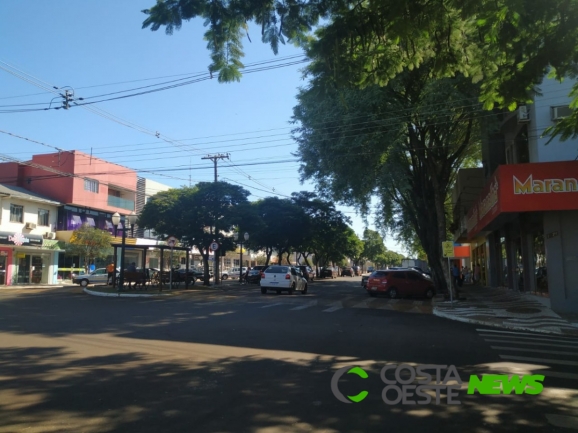 Circulação de munícipes volta a ser registrada no centro de Santa Helena nesta sexta-feira