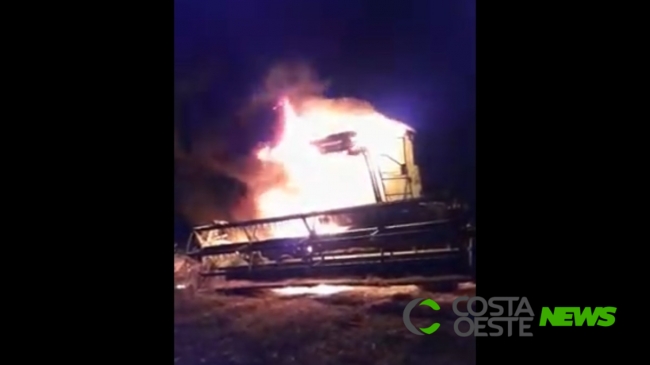 (Vídeo) Colheitadeira fica destruída em incêndio no interior do município de Santa Helena