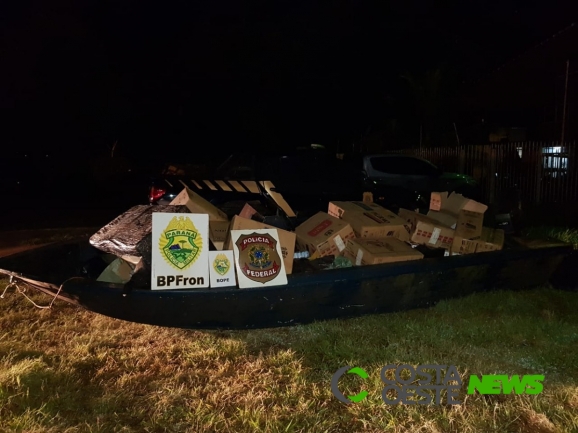 Policiais realizam apreensão de embarcação carregada com cigarros paraguaios e volumes