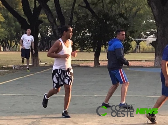 Ronaldinho Gaúcho marca 5 gols e dá 6 assistências em jogo na penitenciária
