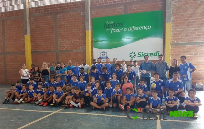 Projeto Adjovens recebe material esportivo do Sicredi; Mais de 100 crianças são beneficiadas 