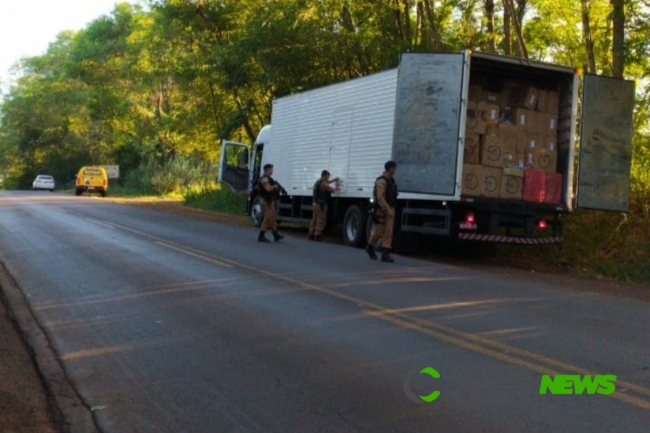 ROTAM apreende caminhão com cigarros em Missal; batedor tentou subornar policiais