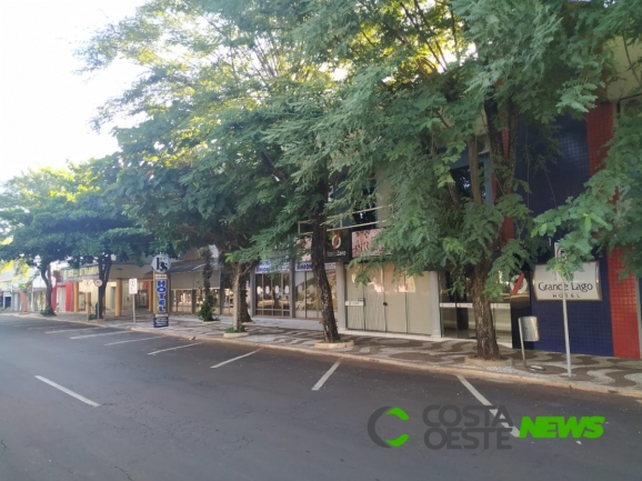 Respeitando o decreto, comércios amanhecem com as portas fechadas em Santa Helena