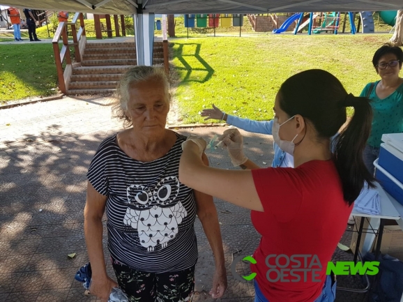 Sob orientação, procura de idosos por vacina contra a gripe é grande em São Miguel 