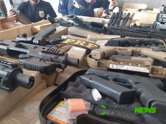 PF e PRF estouram depósito com toneladas de maconha, fuzis e pistolas na região oeste do Paraná