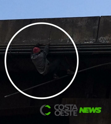 Policiais flagram homem tentando furtar fiação na Ponte Ayrton Senna; vídeo