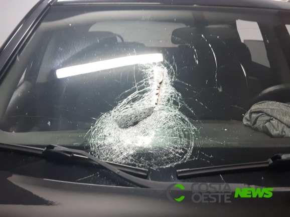 Região: Mulher tem maxilar quebrado, após peça de caminhão se soltar e atingir carro que ela estava 