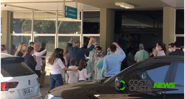 Primeiro paciente internado com covid-19 em Foz deixa hospital sob aplausos