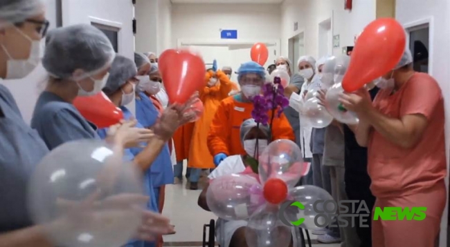 Natural de Guaíra, paciente é homenageada após ser curada de Covid-19 em hospital de Assis 