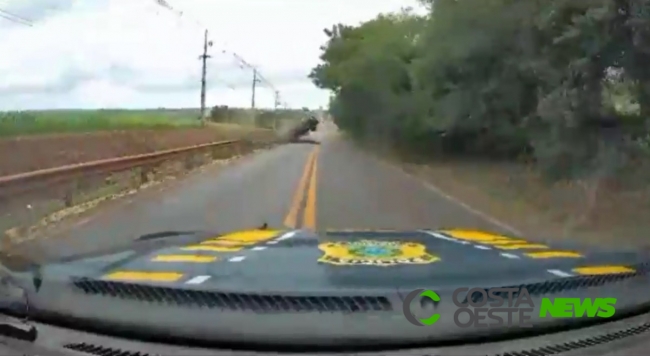 Câmera de viatura flagra acidente após fuga com caminhonete roubada em Quatro Pontes; assista