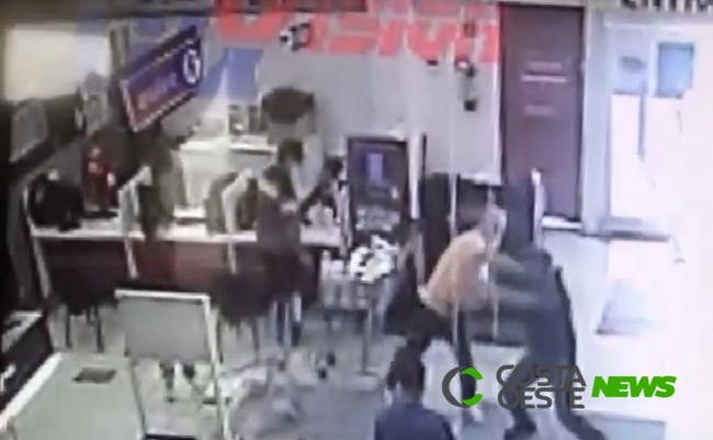 Vídeo mostra momento em que cliente agride segurança de hipermercado e funcionária morre baleada