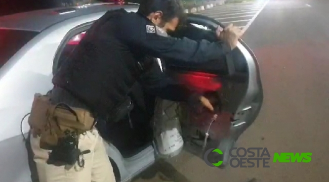 PRF prende homem e apreende maconha transportada em veículo