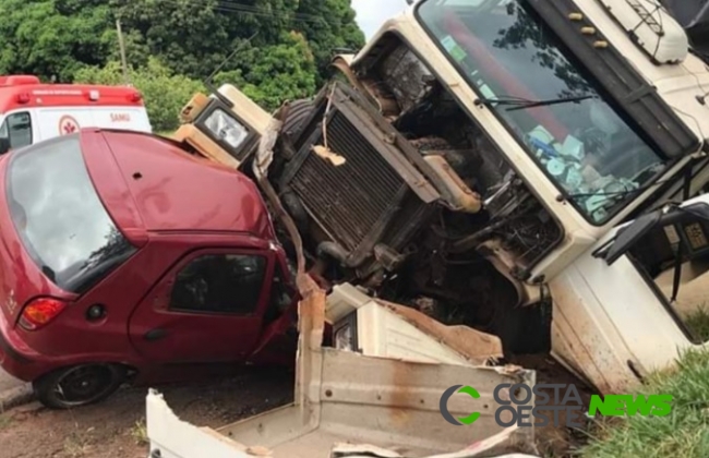 Duas pessoas morrem em grave acidente envolvendo carreta de São Miguel do Iguaçu