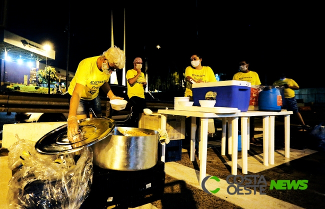 Covid-19: Voluntários que levam comida e banho para paraguaios parados na ponte serão testados 